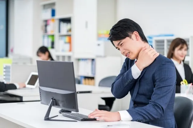 「もう限界…」デスクワークの肩こりが、ピラティスで嘘のように軽くなった理由