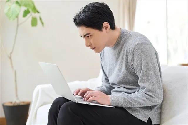 【お客様のリアル体験談】肋骨の開きが原因だった!?ぽっこりお腹と猫背をピラティスで克服した30代Aさんの物語 BEZEL京都桂川店