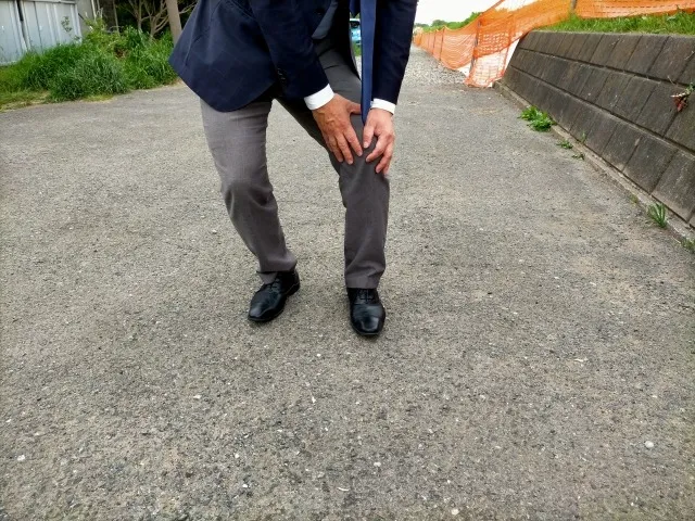 その膝の痛み、歩き方が関係しているかも？】歩行動作に着目したパーソナルトレーニング　BEZEL大阪茨木店
